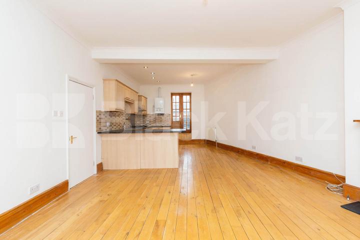 2 bedroom property with a 20ft roof terrace in central Crouch End Park Road, Crouch End